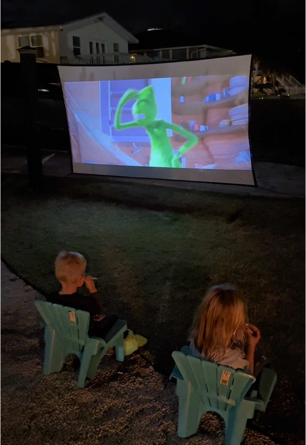 Set up a Christmas S’mores kit with me to surprise the kids with an outdoor movie 🎄 This was so fun and the kids loved it. Everything linked in my bio 🫶🏻 - - - - - #christmas #christmasseason #christmastime #christmasmovies #christmasmood #grinch #grinchchristmas #grinchmas #grinchcookies #grinchtree #momvlog #kidsmovienight #smores #december 