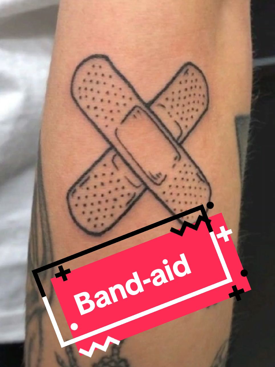 @Tattoo Maniacos 2.0 #Madriink23 #tattooideias #tattootiktok #tattoolover #tattoo #tattoos #féemdeus #Band-aid #cura #resiliência #superação #força #adesivo #forte @Kell Smith  #História