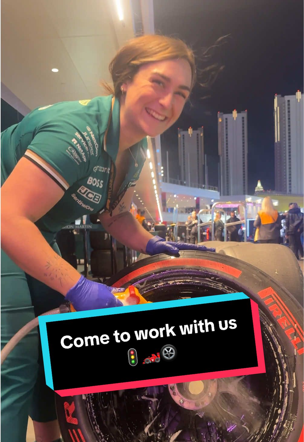 Garage technician Amy shows us how it’s done during a practice session. 🛞  #F1 #Formula1 #F1TikTok #AMR24