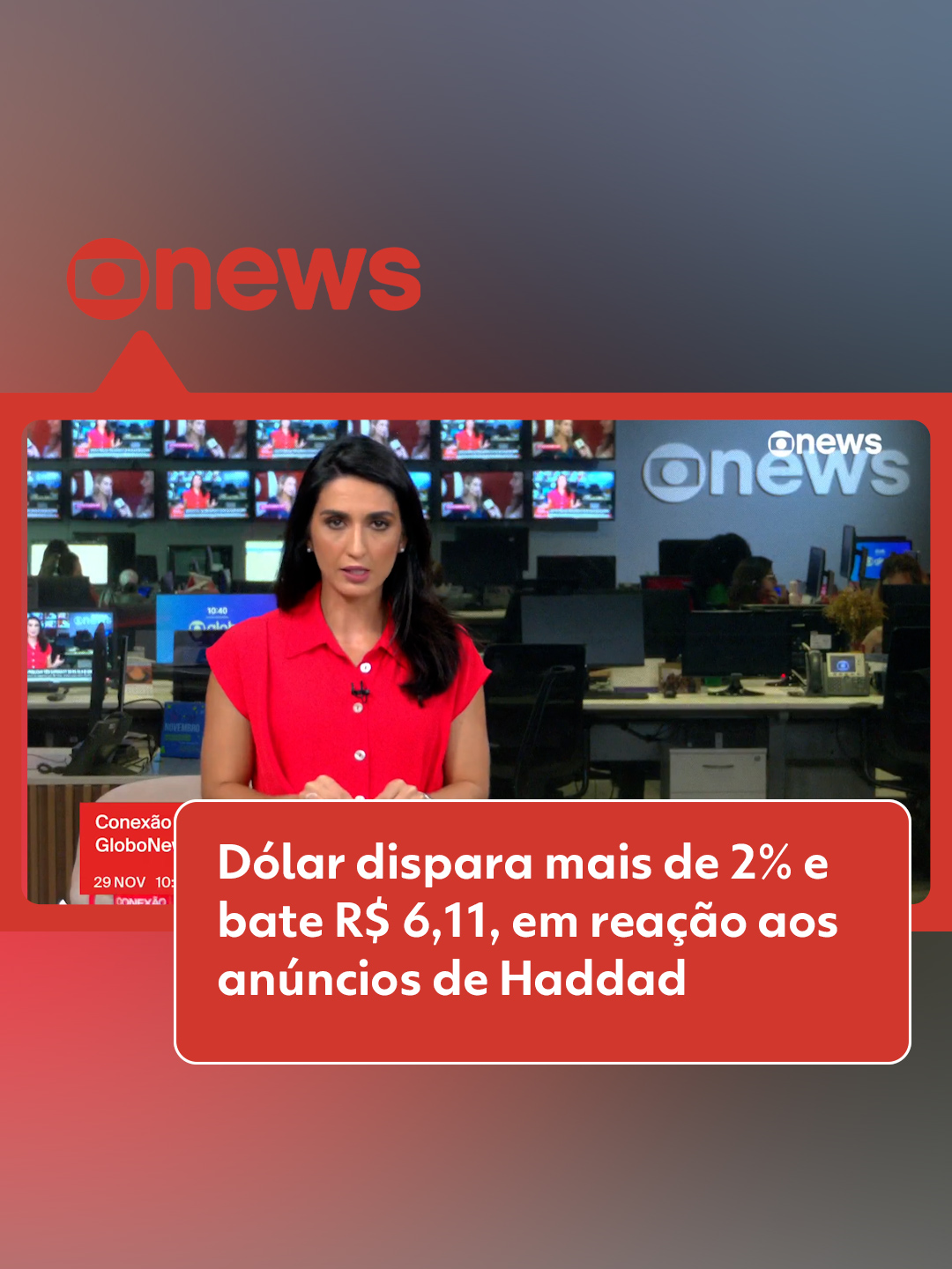 Turbulência do mercado - O dólar opera em forte alta nesta sexta-feira (29), último pregão de novembro, com o cenário fiscal brasileiro ainda no radar. Logo nos primeiros momentos do pregão, a moeda já era negociada acima dos R$ 6 — nível que atingiu, pela primeira vez na história, ontem. O que segue pesando contra os ativos brasileiros são os anúncios feitos pelo ministro da Fazenda, Fernando Haddad, na última quarta-feira (27) e detalhados ontem. O governo vai enviar ao Congresso um pacote de medidas que prevê cortar R$ 70 bilhões em gastos públicos em 2025 e 2026 e R$ 327 bilhões até 2030. As medidas preveem mudanças no salário-mínimo, em programas sociais, aposentadoria de militares, emendas parlamentares e outros pontos. O pacote era amplamente esperado pelo mercado e total de R$ 70 bilhões em cortes era visto com bons olhos. No entanto, o anúncio, junto ao pacote de cortes, de uma proposta para isentar pessoas com rendimentos de até R$ 5 mil da cobrança do imposto de renda pegou mal e gerou dúvidas sobre a eficácia dos cortes. Além do cenário fiscal, investidores também reagem aos dados de emprego divulgados nesta manhã pelo Instituto Brasileiro de Geografia e Estatística (IBGE). O desemprego caiu a 6,2% no trimestre terminado em outubro, no menor patamar da história, segundo a Pesquisa Nacional por Amostra de Domicílios (PNAD) Contínua. Já o Ibovespa, principal índice acionário da bolsa de valores brasileira, a B3, opera em baixa. Veja mais em #g1. #economia #dólar #tiktoknotícias