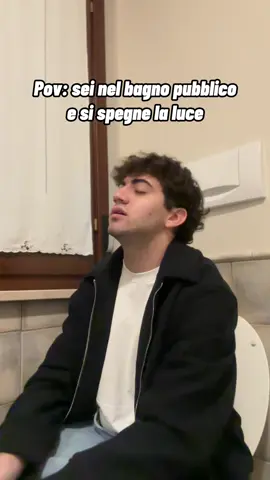Dura 5 secondi quella luce, io ho bisogno di 46 minuti per fare i bisognini. - #bagno #bagnopubblico #luce #disco #ristorante #stereotipi #parodia #pilloledivita #pov #forzaroma #bagnopulito 