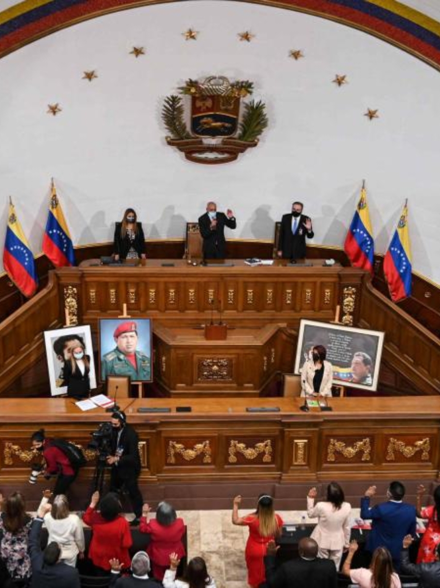 Ley Simón Bolívar multará a medios de comunicación que promuevan las sanciones  El artículo 21 de la reciente Ley Simón Bolívar, aprobada en segunda discusión por la Asamblea Nacional, estipula la revocación de concesiones y multas contra los medios de comunicación radiales, televisivos, impresos, digitales y en redes sociales, que promuevan las sanciones contra Venezuela. Los medios no podrán difundir 