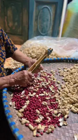 Bóc lạc bằng tay để lạc không bị vỡ, lạc và kẹo lạc có sẵn ở giỏ hàng