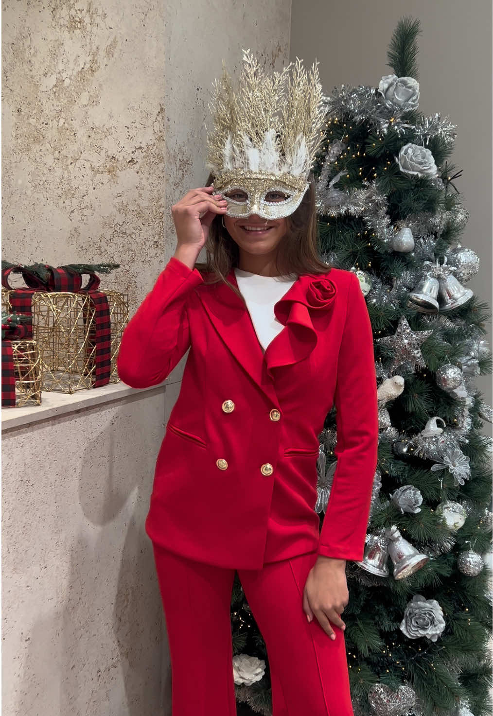 ✨ Lady in Red ✨ Shop Rinascimento online op www.fashionteam.be en in onze winkels Viruss in Koksijde en Gibsy te Middelkerke. #Rinascimento #LadyInRed #PowerSuit #ChicAndConfident #LuxuryFashion #OOTDInspo #BoldAndBeautiful #EffortlessElegance #StatementLook #TimelessStyle @Juliette 