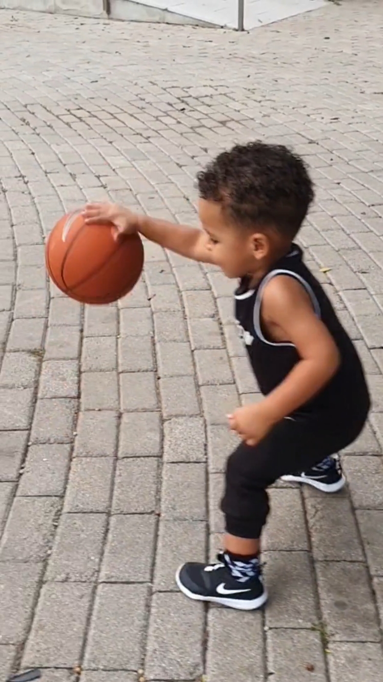 El mejor jugador de baloncesto con sólo dos añitos 😊 the smallest basketball player in the world