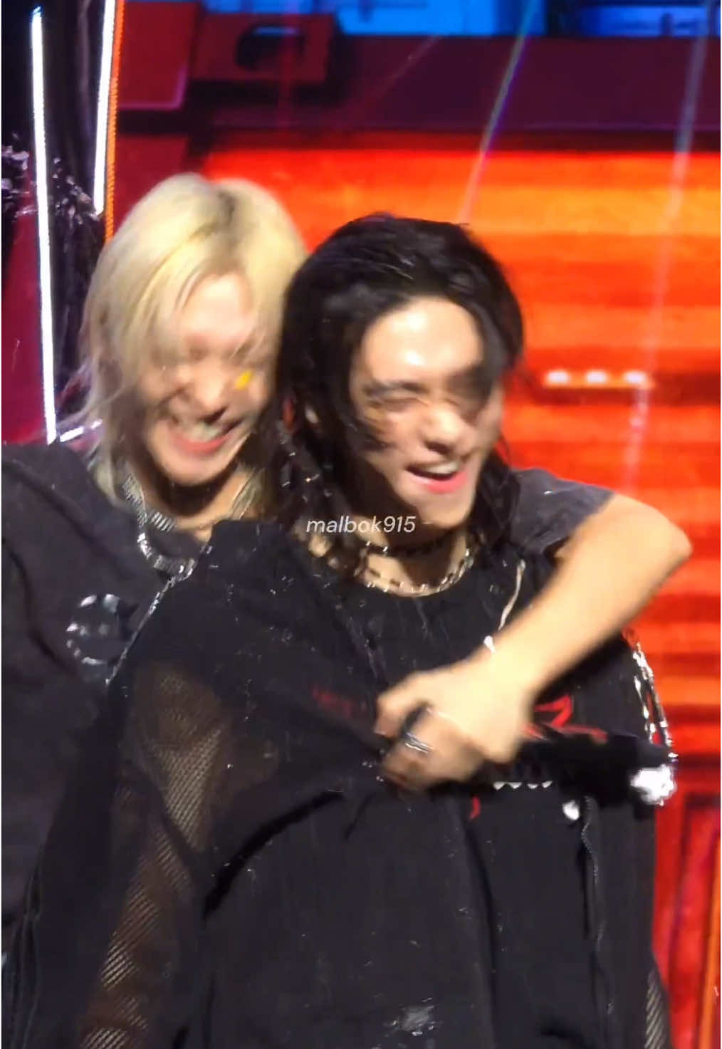 The smile and backhug 🥹❤️ btw felix taking revenge this time, hugging and pouring water on both of them 🤣🤣 #hyunjin #felix #straykids #fyp #StrayKidsComeback #straykidsstay #dominate #YouMakeStrayKidsStay 