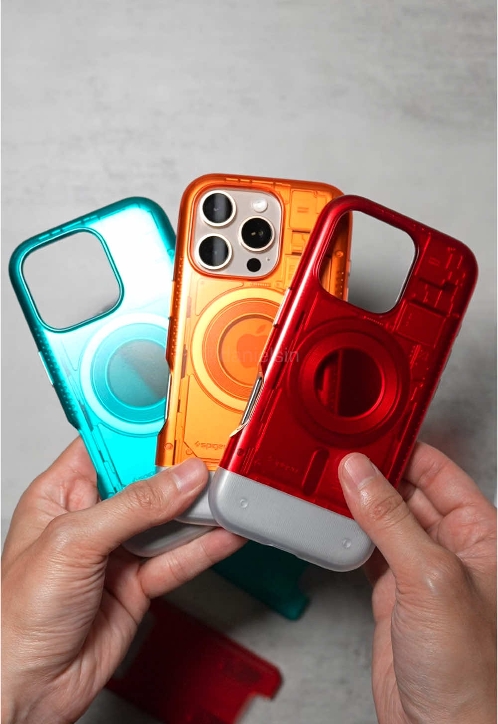 Back to the classics! The C1 cases from Spigen gives off that iconic design from the 1998 Apple iMacs. Which one color would you pick? @Spigen 