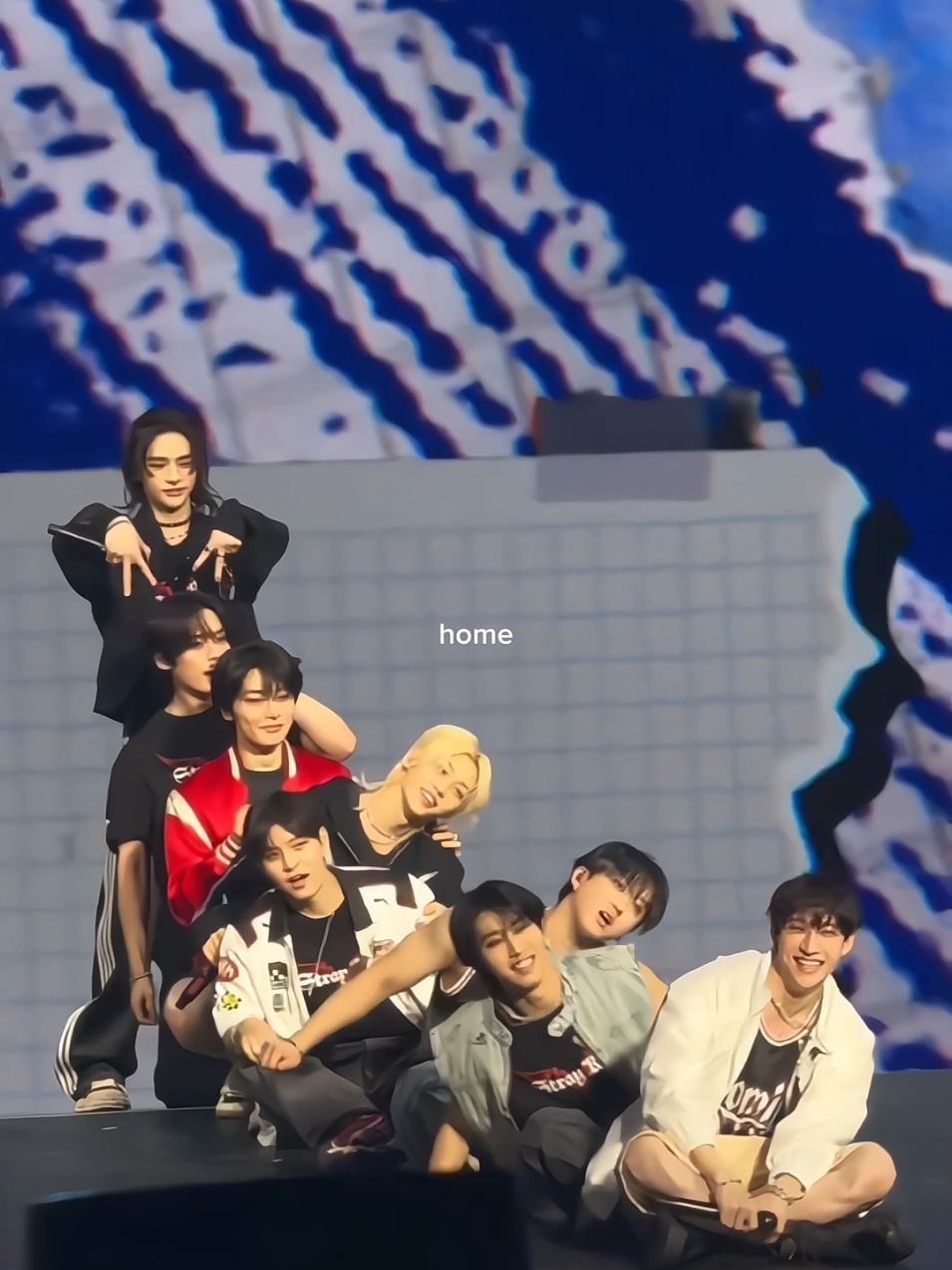 🥹 #straykids #sentimental #Home  #dominate #concert #skz #스트레이키즈 #ot8 #moment #parati  #textorojo #yo #foryoupage #identificarse #fyp 