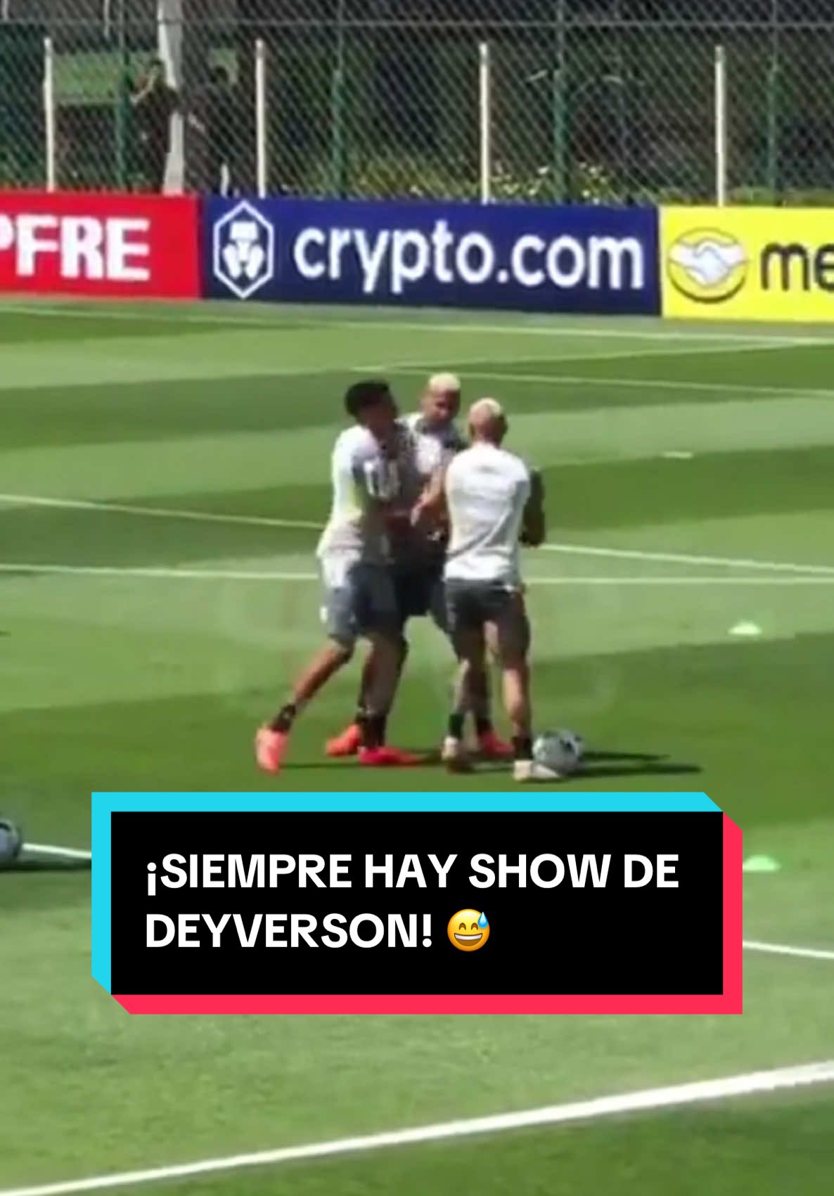 ¡FIEL A SU ESTILO! 😅 En la previa de la final, #Deyverson se cruzó con Turboman Vargas en la práctica de viernes de Atlético #Mineiro ⚪️⚫️ #TikTokDeportes #Futbol #Libertadores 