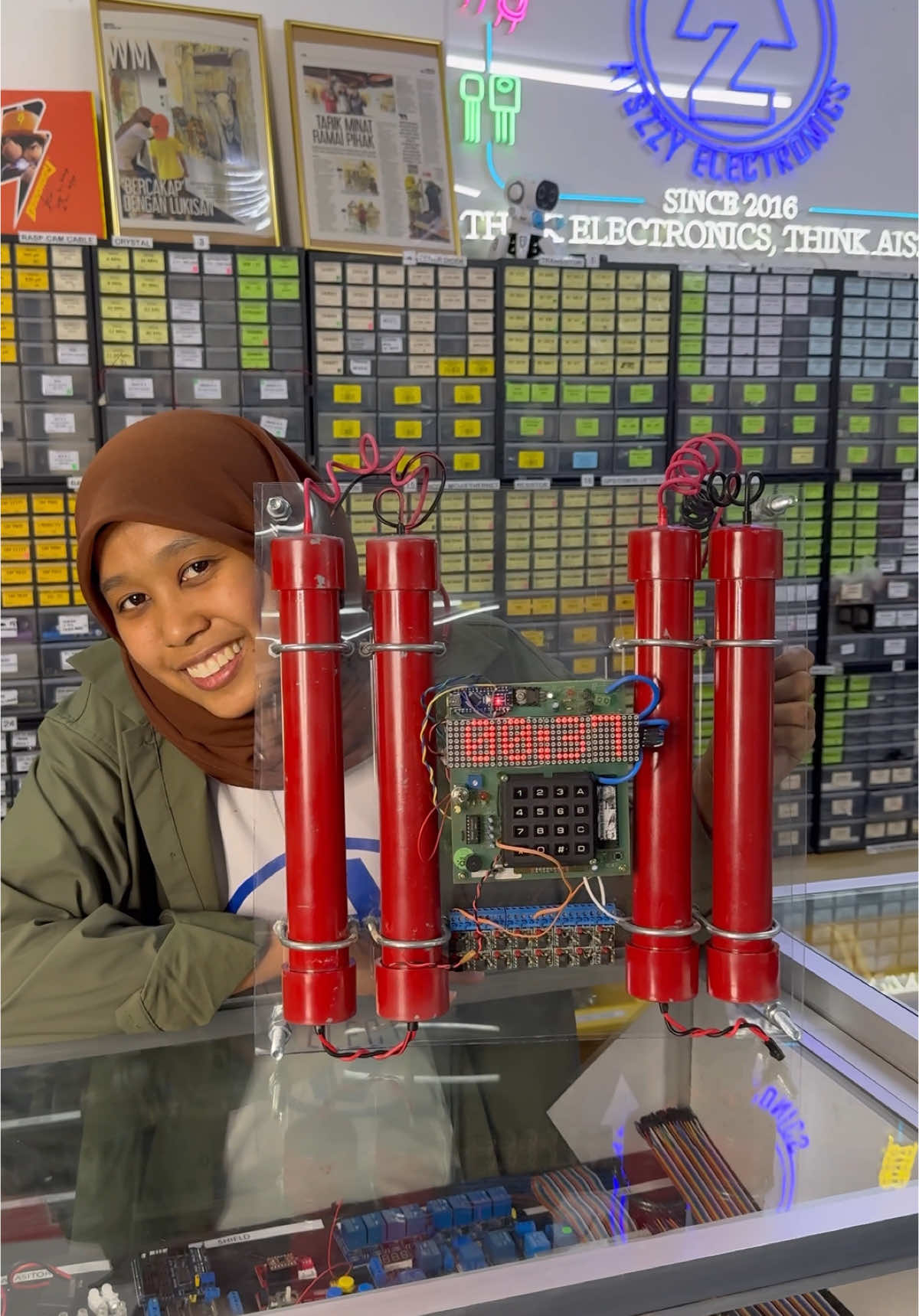 ⚠️ORIGINAL VIDEO⚠️ Last video got muted. Enjoy! #FAKEBOMB #FAKEWEAPON #FAKEBLOOD Bomb system Nadhir Nasar (@Lucky) Kelas Tahanan Cikgu Hiragi in episode 18 🔥🤜🏻🤛🏻 Thank you @Astro Malaysia Art Department (@Amer Myllo) for this opportunity! 