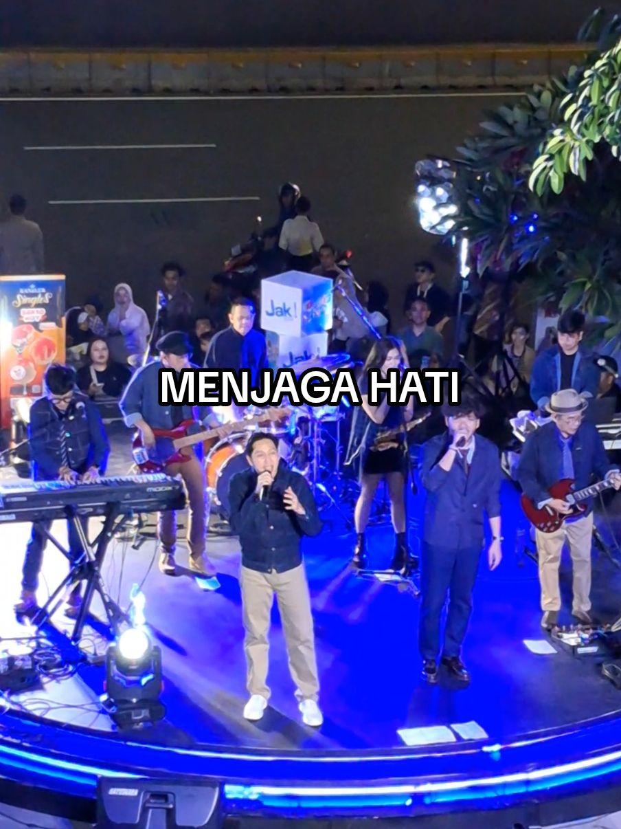 Perfom #YovieNuno - MENJAGA HATI at event kanzler night Sarinah 💃#satsetngonten #sarinah #yovienuno #infokonser #konsergratis #konsermusik #fyp #foryou 