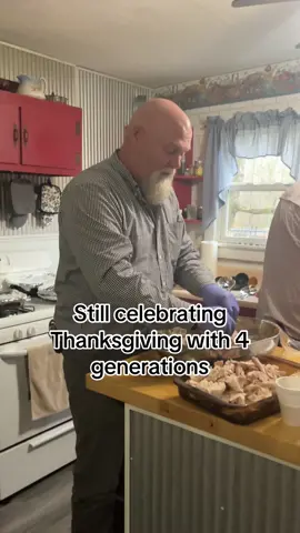The best turky carvers!These brothers are enjoying carving the 3 turkeys and 1 ham for the large Ellis family at thanksgiving#ellisherd#papa#mamaw@wes.ellis86#farm