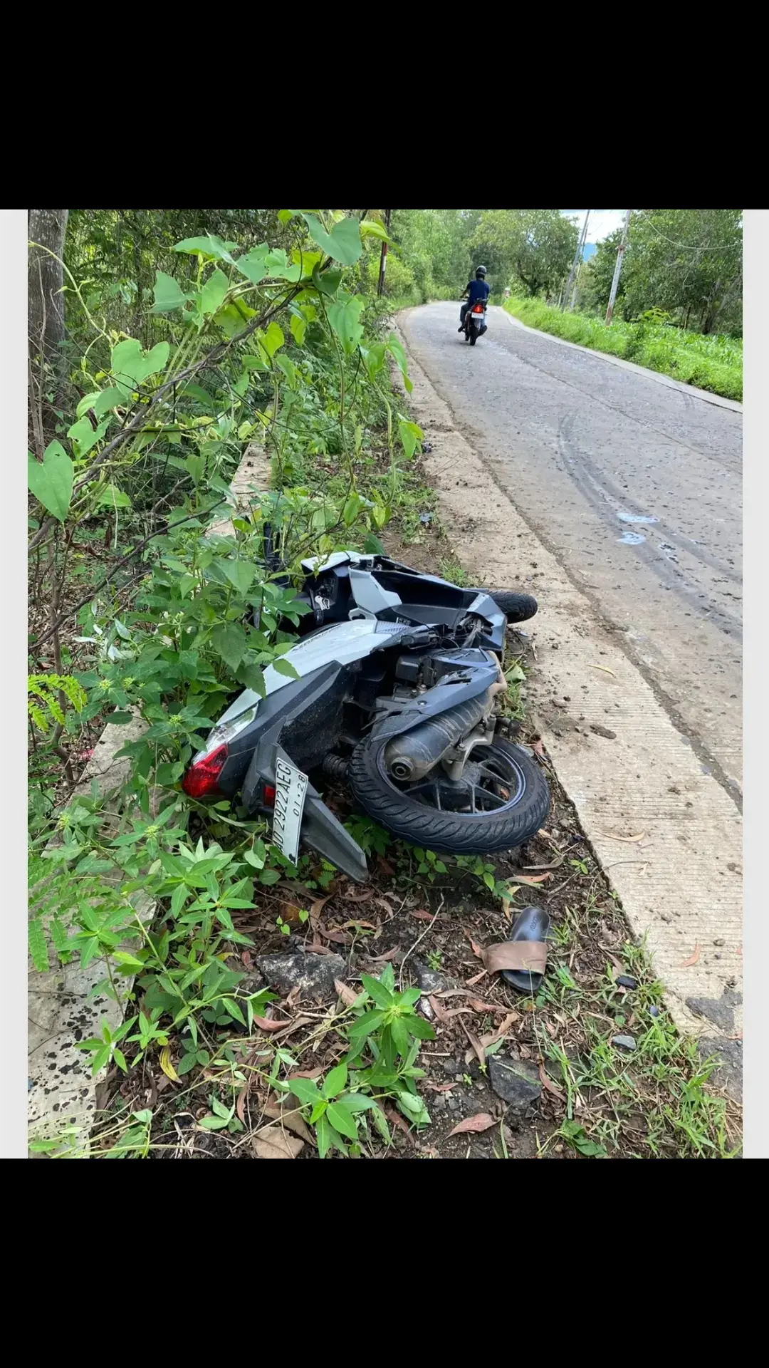 Kecelakaab di Jalan Wonogiri – Ngadirojo Desa Pondok, Kecamatan Ngadirojo, Kabupaten Wonogiri. Jumat 29 Nov 2024 Satu orang meninggal dunia akibat kecelkaan. Kecelakaan itu melibatkan sebuah sepeda motor Honda Vario AD 2922 AEG dengan mobil Mitsubishi L300 No. Pol AD 9208 E. Dikutip dari Jatengpress- kecelakaan tersebut melibatkan pengendara motor Honda Vario inisial AS (43), laki-laki warga Kecamatan Ngadirojo Kabupaten Wonogiri dan mobil Mitsubishi L300 yang dikemudikan Ahmad Aryando Saputro (19) warga Kabupaten Sragen. Menurutnya, peristiwa itu berawal saat mobil Mitsubishi L300 AD 9208 E yang dikemudikan Ahmad dengan Jumadi (47) sebagai kernet berjalan dari arah Wonogiri menuju Ngadirojo. Sesampainya di lokasi kejadian, lanjut Anom, diduga pengemudi Mitsubishi L300 kehilangan kendali dan berjalan zigzag, pada saat bersamaan dari arah berlawanan melintas Honda Vario AD 2922 AEG, karena jarak terlalu dekat dan tidak bisa menghindar sehingga mobil L300 menabrak sepeda motor Honda Vario. Akibat kejadian tersebut, AS (43) pengendara Honda Vario mengalami luka pada kepala dan meninggal dunia dalam perjalanan ke RSUD Wonogiri. Sementara untuk pengemudi Mitsubishi L300 bersama kernetnya mengalami luka ringan. Saat ini kedua kendaraan yang terlibat kecelakaan telah diamankan di Unit Laka Sat Lantas Polres Wonogiri.