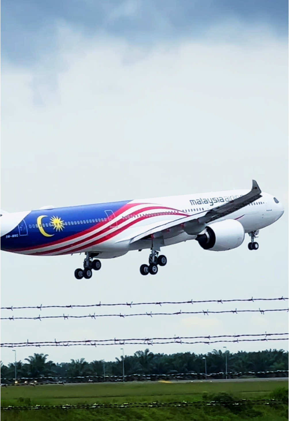 9M-MNG Malaysia Airlines (Malaysia) 🇲🇾  Airbus A330-941 Kuala Lumpur International Airport (KUL) TLS-KUL MH5039 29 Nov 2024 A warm welcome to the new kid on the block! Malaysia Airlines’ first A330neo has just landed at her new home in Kuala Lumpur, all the way from Toulouse, France. Looking sleek as she touches down, she was flanked by a RMAF Sukhoi Su-30MKM Flanker-H. As the first of a new fleet, she heralds a new era for the airline~ ✈️ #Airbus #A330 #A330neo #A330900 #A330941 #AirbusA330neo #AirbusA330900 #AirbusA330941 #MalaysiaAirlines #MASA330 #MalaysiaAirlinesA330 #MalaysianHospitality #JalurGemilang #MH #MAS #9MMNG #fyp #MalaysiaTikTok #TikTokMalaysia #CinematicPesawat #Airplane #Aircraft @Malaysia Airlines @Malaysia Airports 