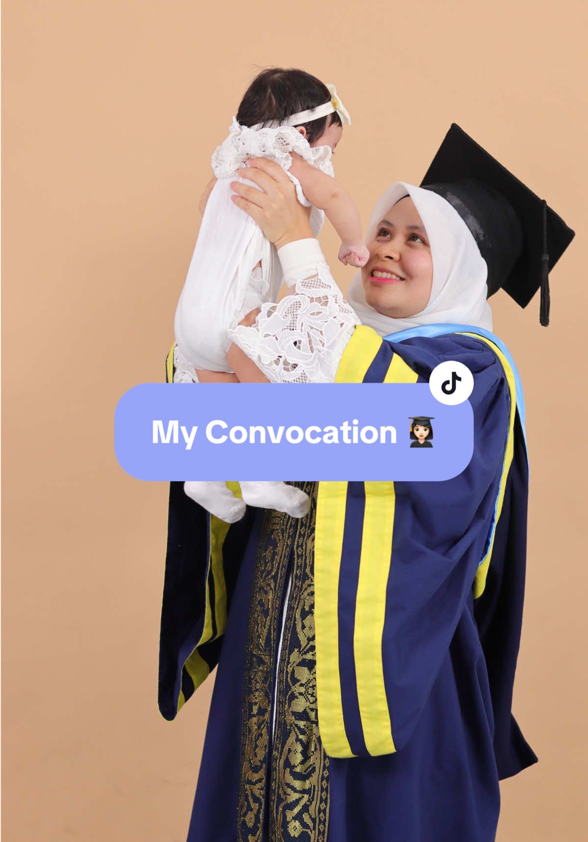 Year after year. Through ups and downs. Finally, wrapped up my master's degree. Syukur Alhamdulillah. 👩🏻‍🎓🤍 Sepatut konvo tahun lepas, frust gila rasanya time tu sebab tak konvo. Tapi Allah tu sebaik baik Perancang. Tahunni ibu konvo sama sama dengan anak ibu 