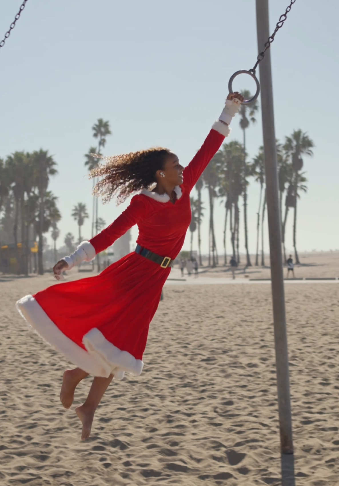 It’s time! Thanksgiving is over, I waited lol. Merry California Christmas! ❤️🎄🥳 🎥: @Ethan Wagner  #Christmas #Holiday #Athlete #SantaMonica #TravelingRings #MuscleBeach #Santa #MrsClaus #TisTheSeason