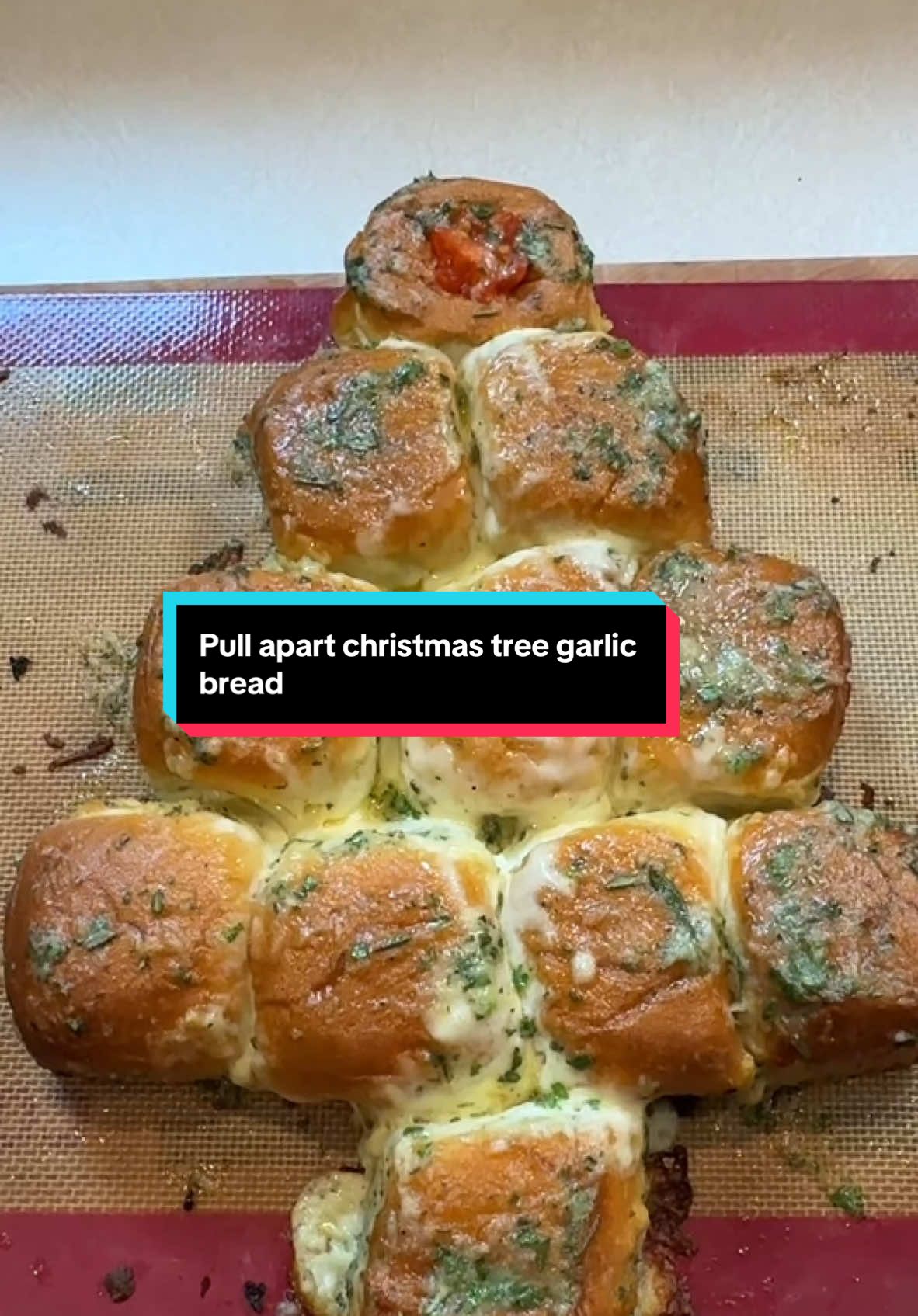 The best christmas side dish is here and guess what its garlic bread! #FoodTok #homecooking #cookingtiktok #foodlovers #recipesoftiktok #cookingathome #christmasrecipe #holidayrecipes #sidedish #christmastreats #christmas2024 