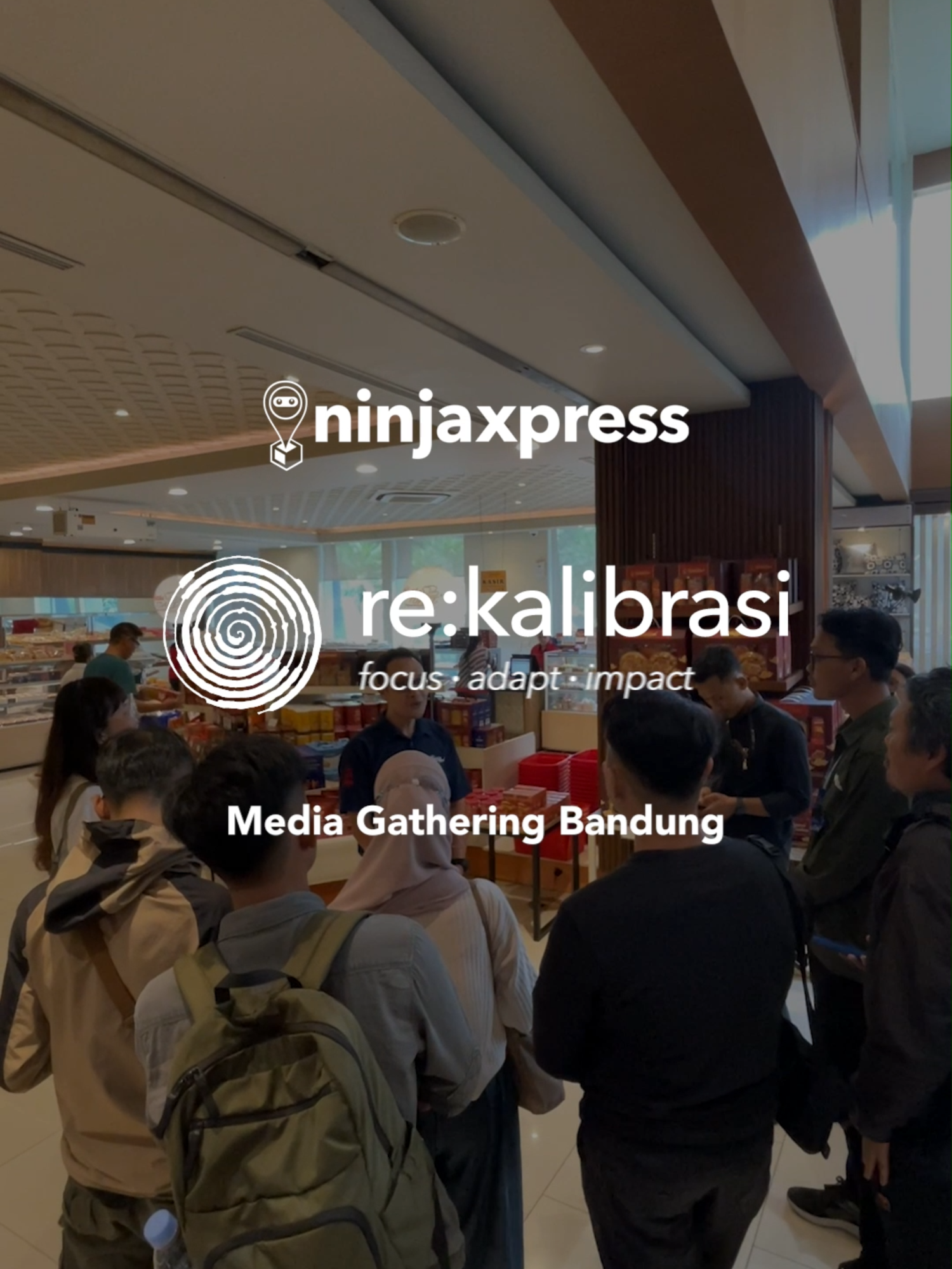 Beberapa waktu lalu #mediagathering kembali Ninja Xpress adakan di Bandung. Menghadirkan sejumlah media lokal untuk Kembali mengenalkan semangat re:kalibrasi Selain itu, teman-teman media juga diajak mengunjungi @kartikasaribakery , salah satu klien #NinjaB2BR untuk membagikan pengalaman menggunakan Ninja B2BR dan bagaimana layanan kami membantu bisnis Kartika Sari. #NinjaXpress #SiapBantuSampaiTujuan