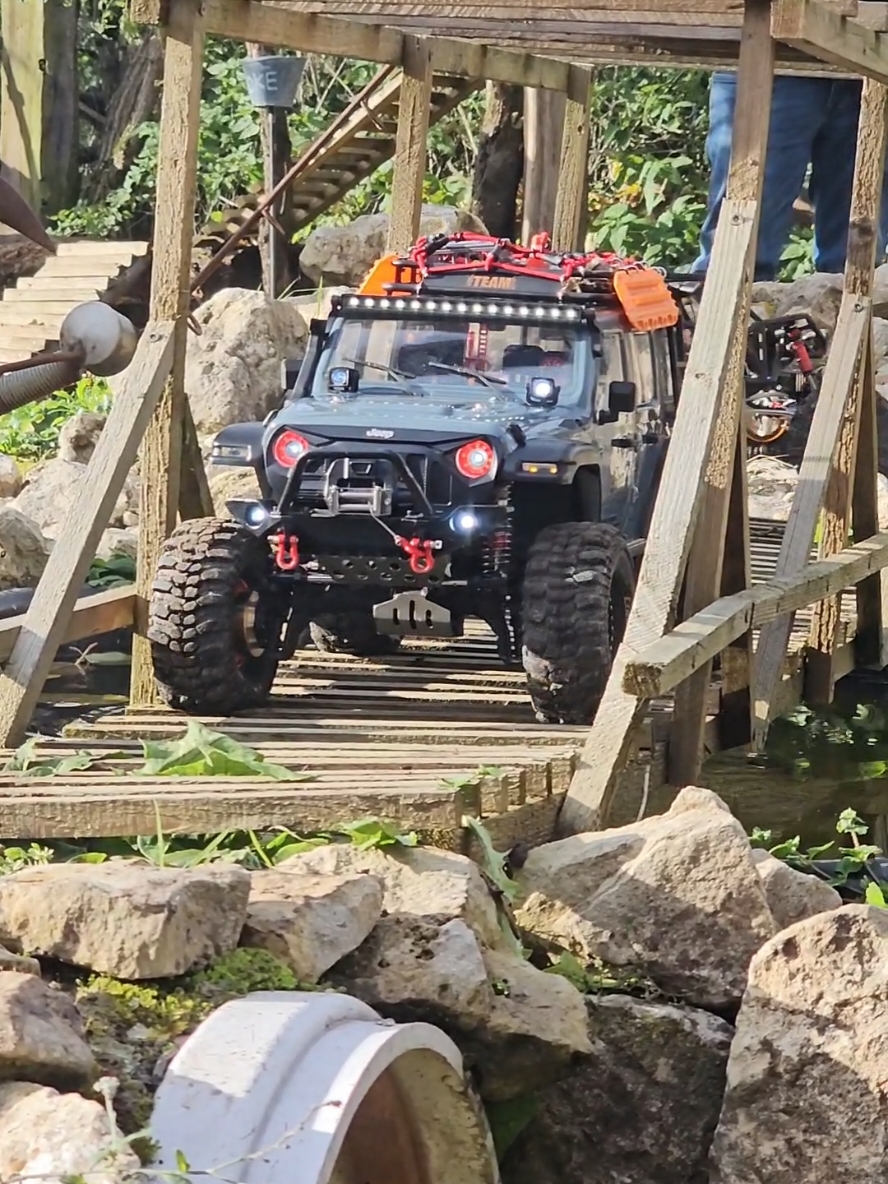 I like to see this DF model crossing the bridge so smooth.. #hobby #hobbyrc #rcoffroad #rccars #fy #rccar #rcmodel #rc #rccrawler #rchobby #rctrucks #rccrawlers #rccrawling #rccarsofinsta #fyp #fy 