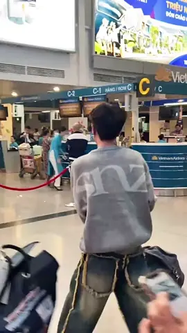 Tít: “Phát hiện Quang Hùng MasterD ôm ấp một người đàn ông lạ ở sân bay” Người ấy là ai ai ai áiiii  cre: Tâm Đoan #quanghungmasterd #NgayTrongXanh #haohuyenquanghungmasterd #tiktok #tongtai #muzik #quanghungmasterd💙🦌 