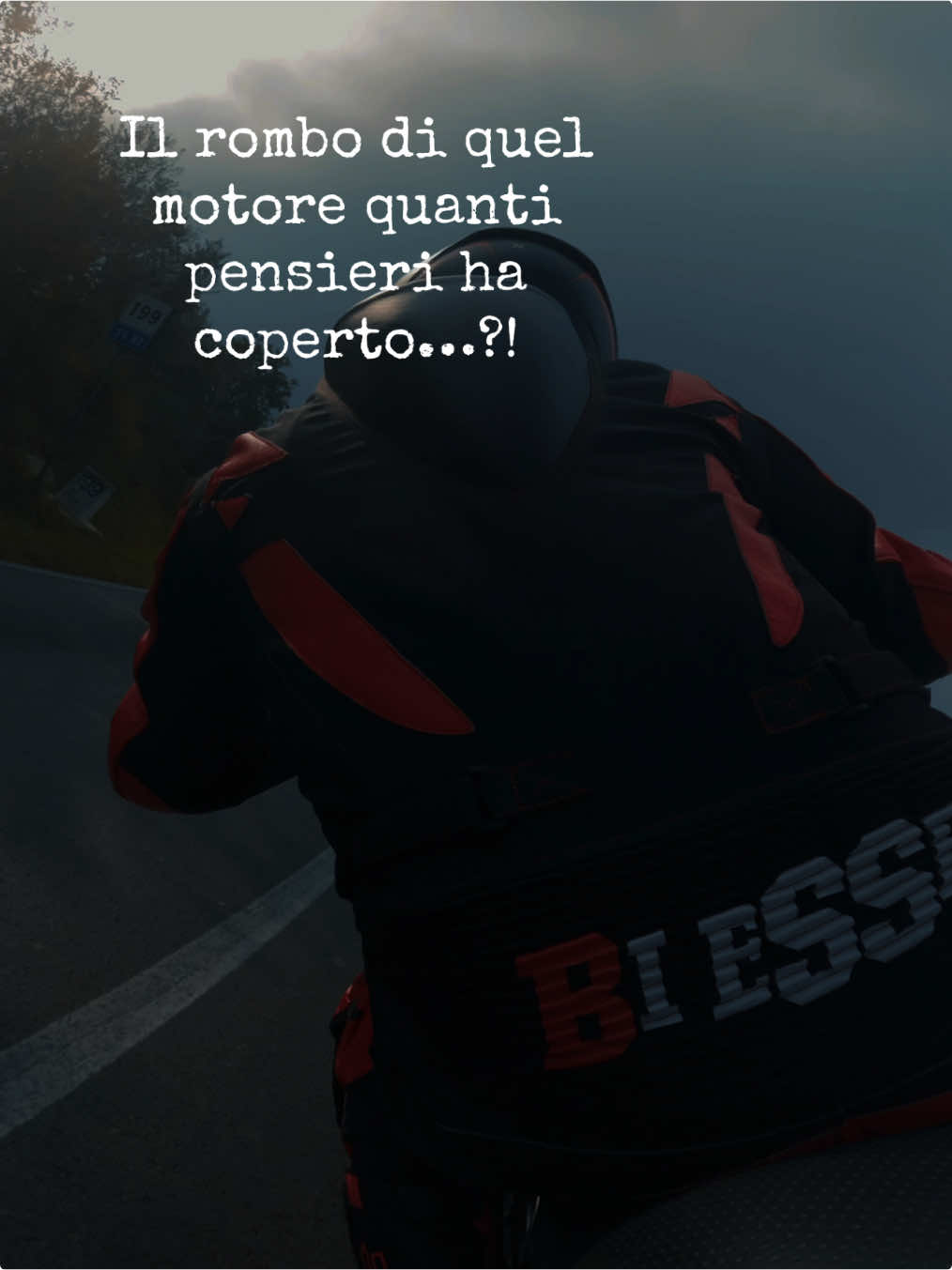 Ahh,quel motore.. Ahh,quel casco…  Ragazzi non fate pazzie se le cose vi vanno male…🫂 #biker #motivation 