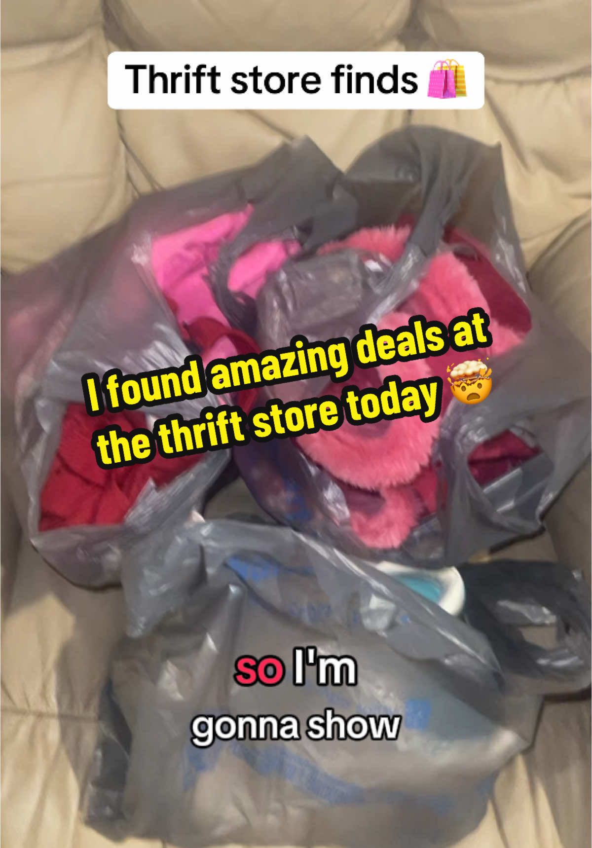 Yall this is my favorite thrift store to go shopping at! Ive been going there for about 4 years now and she never puts out anything bad, she has a lot of name brand stuff come through, sometimes i be finding stuff with the tags still on it!! #thrifting #thrifthaul #thriftstorefinds #comethriftwithme #nike #airmax #hoodies #victoriasecretpink #onepiece #uggs #uggboots #boots #shoes #shirts #gooddeals #blackfridayshopping 