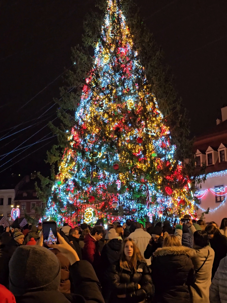 Mergem la deschiderea Târgului de Crăciun din Piața Sfatului. 🎄#amasico #romania 