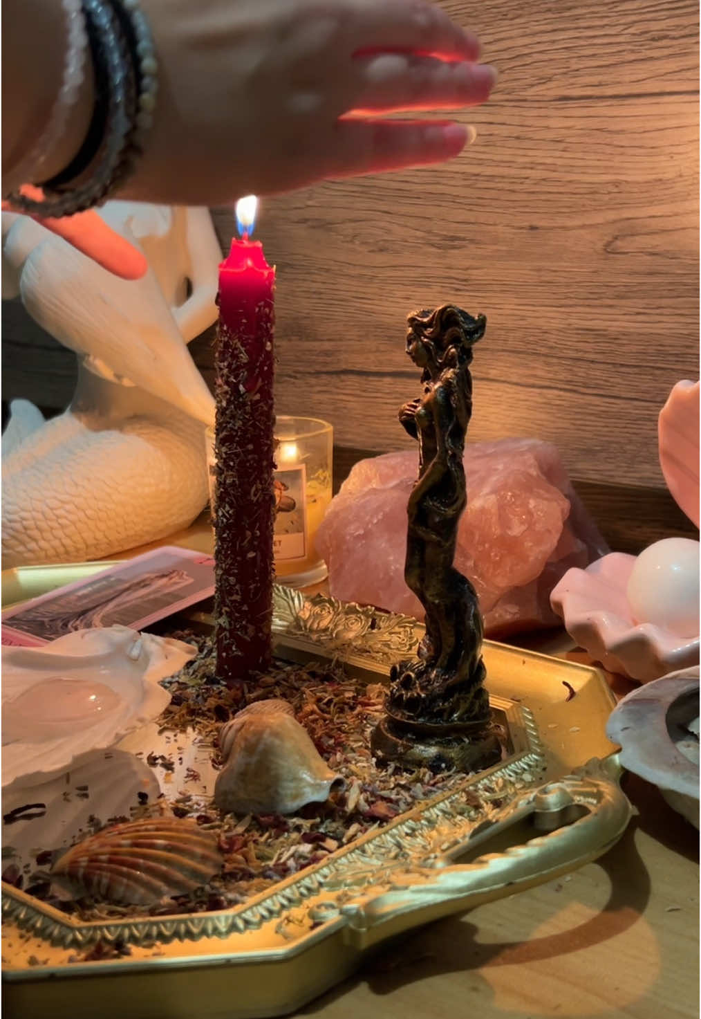 Hypnotizing beauty glamour spell! ❤️‍🔥 happy Venus day! #chaoticbutwitchy #witchtok #witchcraft #aphrodite #venus #spellwork #glamourmagick #seawitch #lovewitch #beautyspell #venusday 