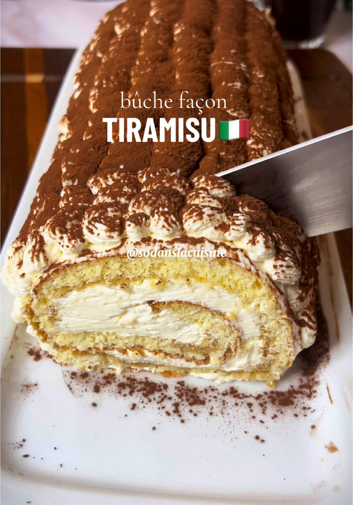 ✨Bûche tiramisu✨🇮🇹🎄 Ingrédients : Génoise : 	•	4 œufs, 120 g de sucre, 120 g de farine Crème tiramisu : 	•	250 g de mascarpone (réservez 1 c. à soupe) 	•	90 g de sucre glace 	•	2 jaunes d’œuf 	•	550 ml de crème liquide froide Finition : 	•	Café froid non sucré 	•	Cacao en poudre Préparation : 	1.	Génoise : Fouette 4 œufs avec 120 g de sucre jusqu’à ce que ça mousse. Ajoute 120 g de farine tamisée. Étale sur une plaque et enfourne à 180°C pendant 10 min. 	2.	À la sortie du four, enroule-la dans un torchon humide, laisse refroidir. 	3.	Crème : Mélange 2 jaunes avec 90 g de sucre glace et 250 g de mascarpone (réserve 1 c. à soupe). Monte 550 ml de crème liquide avec la cuillère de mascarpone en chantilly, puis incorpore-la délicatement. 	4.	Montage : Déroule la génoise, imbibe la de café froid, puis étale une couche de crème, puis roule-la. Recouvre du reste de crème et réserve 2 h au frais. 	5.	Décoration : Saupoudre de cacao juste avant de servir.  #buchetiramisu #tiramisubuche #christmasloafcake #christmastiramisu  #buchedenoel #christmas #patisserie #cuisine #cuisinefrancaise #christmasdesserts #holiday #recette #dessert #ideegouter #gateau  #buchechocolat