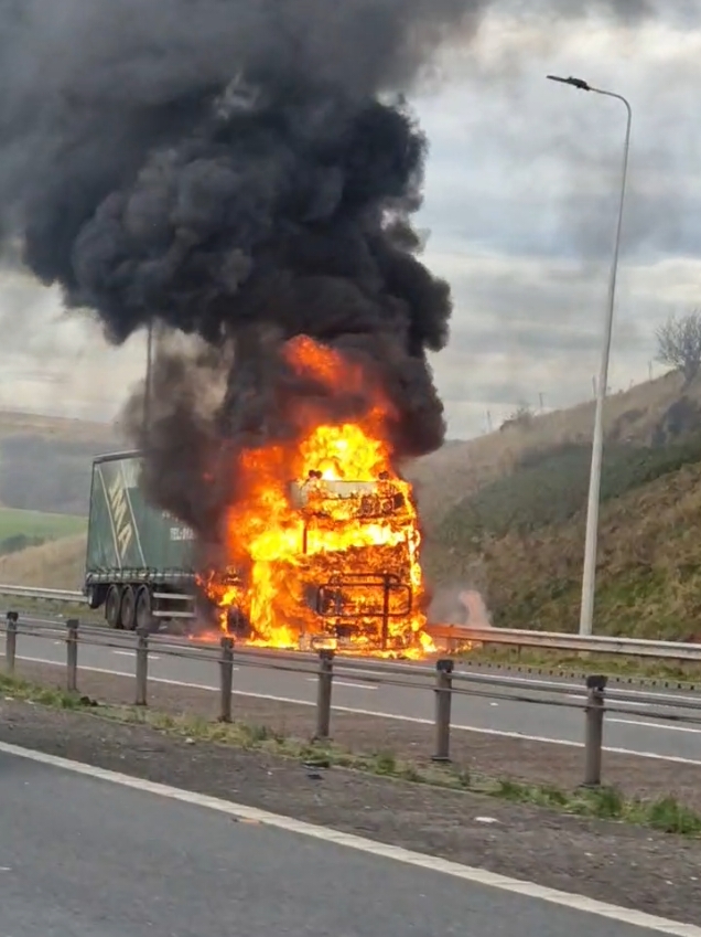 for anyone still in the M62 traffic, it's because this happened at 11am 😬 #m62 #traffic #lorry #lorryfire #carfire #motorwayfire 