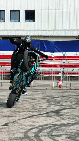 New Trick 🔥✊🏼 #motorcycle #michistuntrider #switzerland #mototech #kawasakischweiz #hjchelmet 