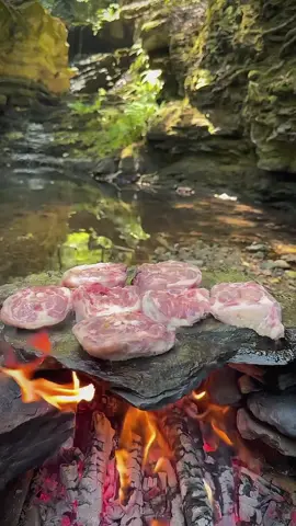 Lamb chops cooked on hot stones in nature 🏔🪵🔥🥩💦🌲 #outdoorcooking #cookingasmr #leon #Recipe #cookingnature #camping #foodtiktok #cooking #lamb #chops 