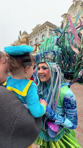 As always Lottie absolutely loved Disney Stars on Parade 🥰 Little Donald loved waving, hugging, blowing kisses and dancing with everyone 🥹❤️🥰  - - - - - - - - - - - #disney #disneylandparis #disneybaby #disneyparade #disneystarsonparade #dsp #disneycharacters #disneydancers #disneyfamily @Disneyland Paris ✨ @Disney Parks 