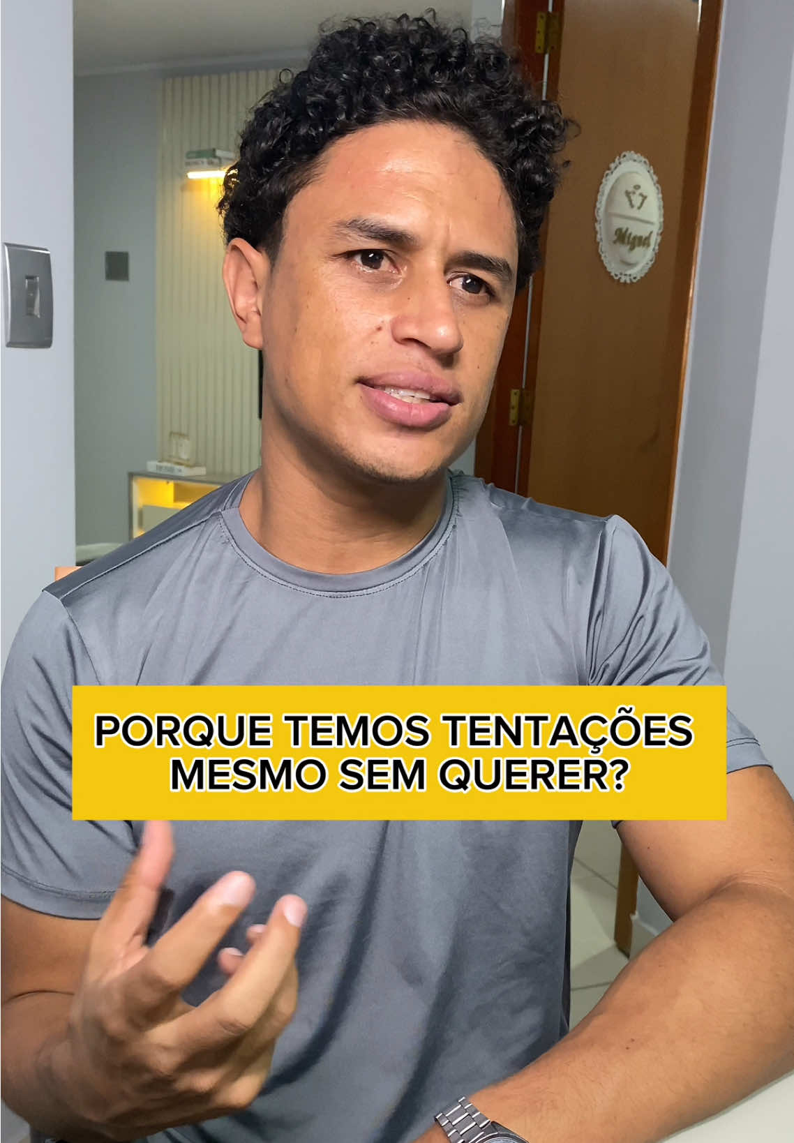 Por que temos tentações, mesmo sem querer? Vivemos em um mundo marcado pelo pecado, e nossa natureza humana é inclinada a fazer o que desagrada a Deus (Romanos 7:18). Além disso, o inimigo usa as tentações para nos afastar do Senhor. No entanto, Deus permite essas provas para nos fortalecer e moldar nosso caráter (Tiago 1:2-4). É pecado ter tentações? Não! A tentação em si não é pecado. Jesus também foi tentado, mas não pecou (Hebreus 4:15). O pecado acontece quando cedemos à tentação, dando espaço ao desejo errado (Tiago 1:14-15). Como vencer as tentações? Busque a Deus em oração: 