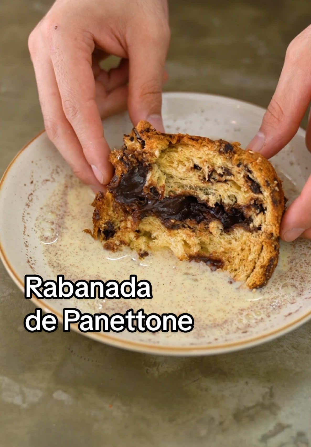 Rabanada de PANETTONE com Sorvete?! WOW😱🤤 Simplesmente uma das melhores receitas do ANOOOO! 🥹🫶🏻 ISSO AQUI TÁ DEMAIS 10/10 em todos os quesitos! Aqui em casa nunca mais sobrou panettone haha  E também, não teria como sobrar né?! Essa linha de Panetones da @Cacau Show é simplesmente surreal! Aproveita que na Chocofriday os preços estão de cair as barbas do Papai Noel…howhowhow Marca o @ que vai fazer essa delícia pra você! 😍❤️ Ingredientes 👨🏻‍🍳 Panettone Brigadeiro 580g Cacau Show 150ml de leite 1 Ovo de galinha Canela Manteiga Açúcar + Canela pra 