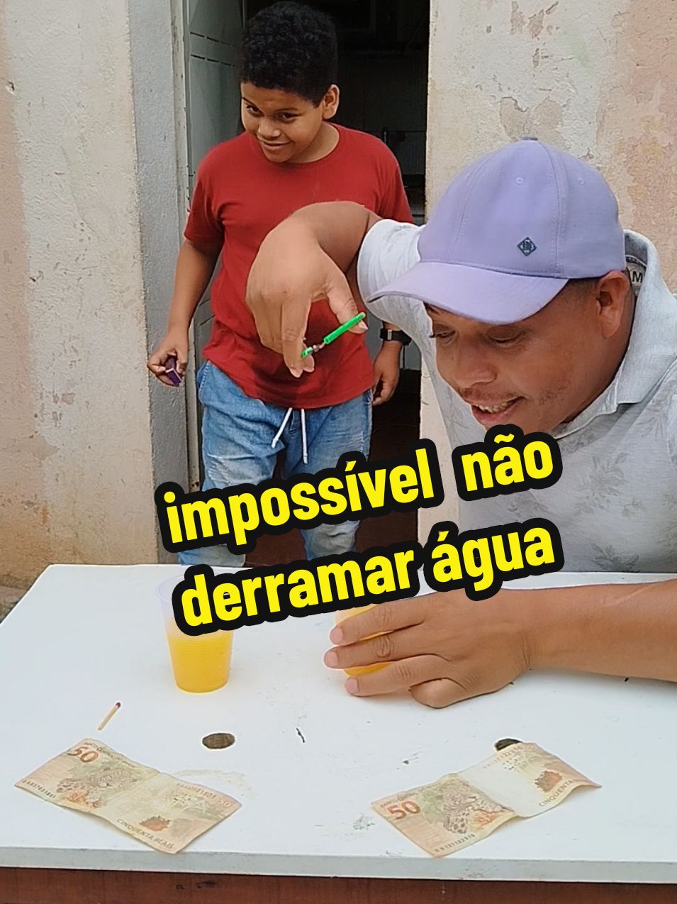 impossível cortar o copo sem derramar a água #humor #paiefilho #paiefilho 