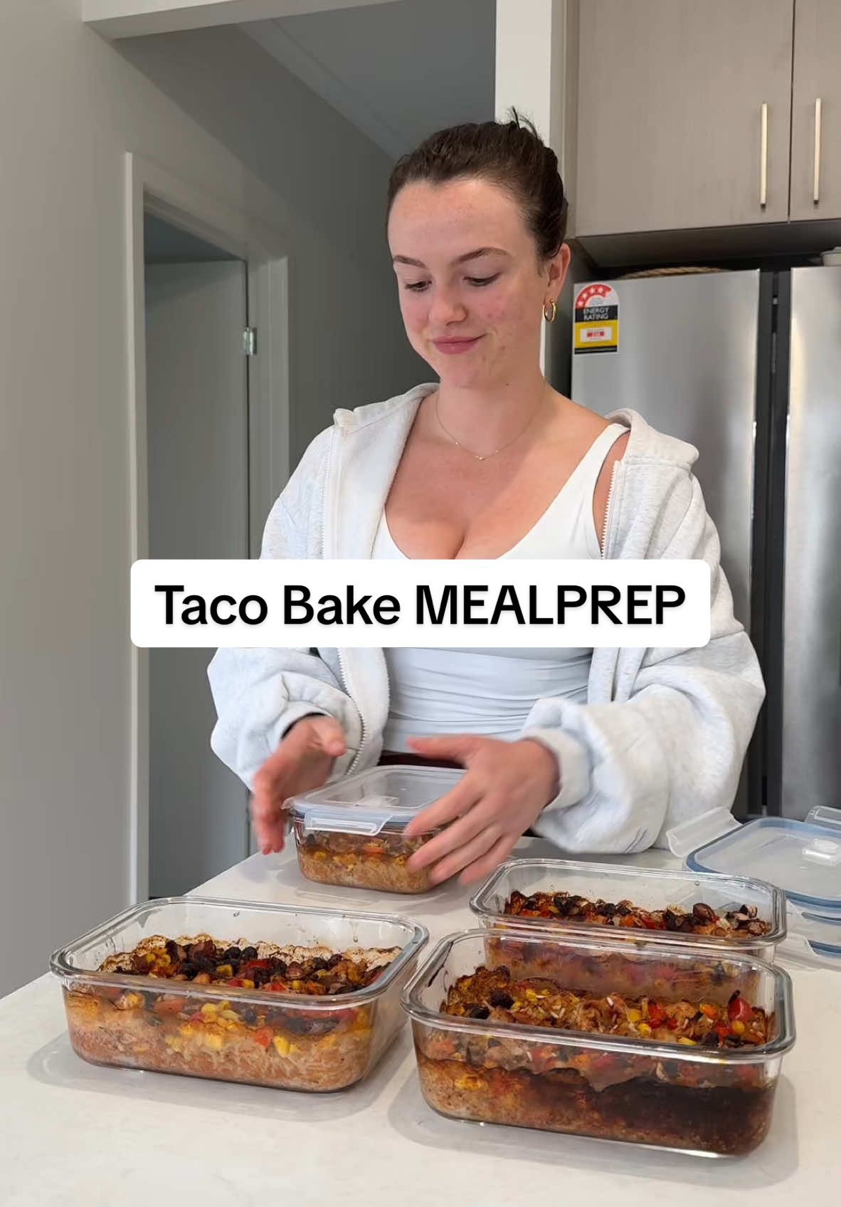 40g of protein and no dishes…ONE PAN Taco Bake  500g chicken breast (diced) 1 x @Mingle Seasoning taco spice blend (avail at coles) 180g jasmine rice (raw) 600 ml chicken stock 1 x tin mixed beans  80g tomato paste  100g Onion 150g carrot  150g corn  200g capsicum   Add to your dishes, ingredients & macros make 4! Top with cheese and lettuce upon serving.  465 CALORIES | 40P 63C 5F #highprotein #mealprep #mingleseasoning 