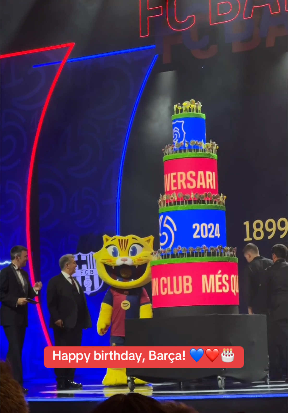 Coolest cake ever 😍🎂 #fcbarcelona #barçaontiktok #barça 