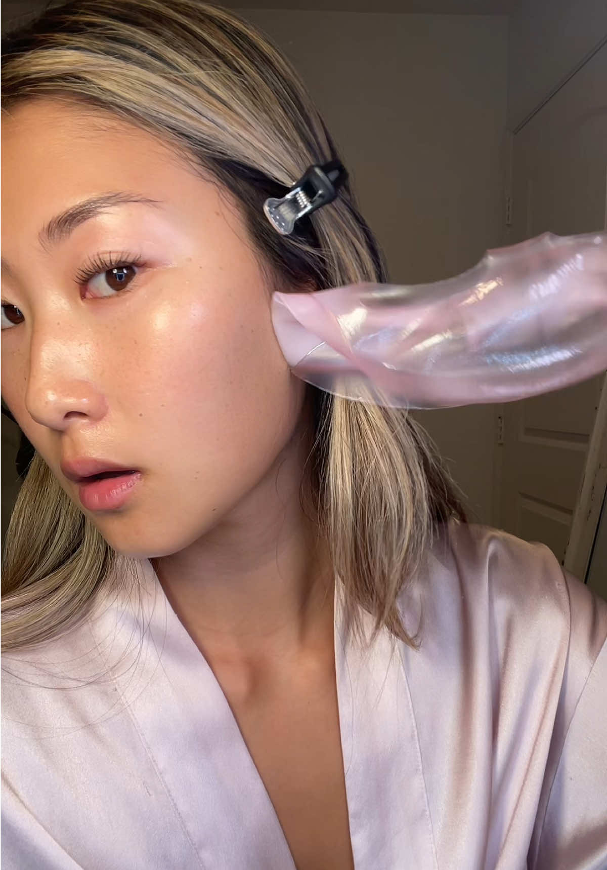 Trying Hailey Bieber’s Salmon DNA face mask #koreanskincare #kbeauty #facemask #prdn #medicube #haileybieber #skincaretiktok #skincaretok @Medicube Global @Medicube US 