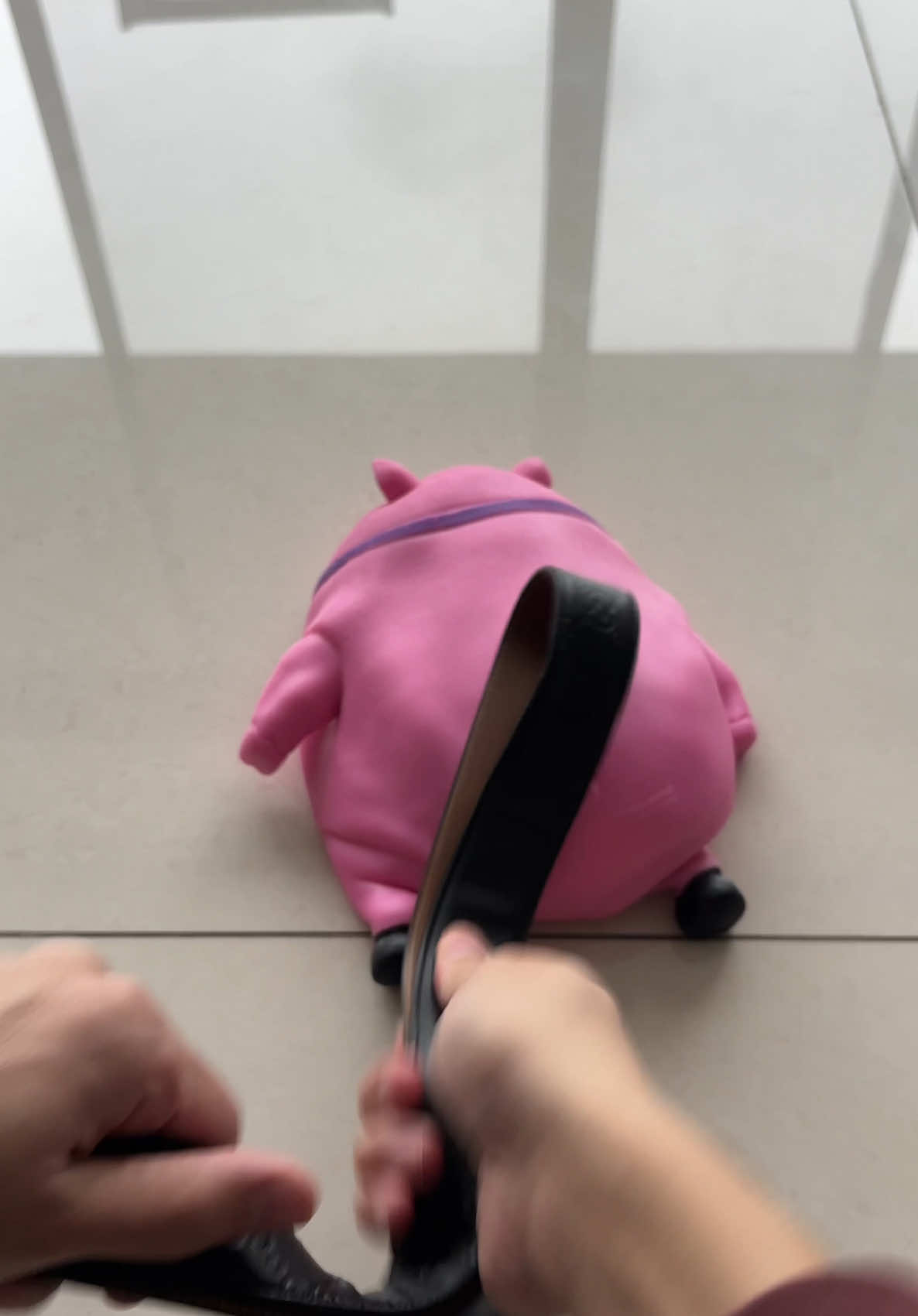 Piggy mal portado😡🐷🤛 #satisfyingvideo #piggy                         . . . . Juguete antiestrés. Juguete para niños. Juguete de silicona. Cerdito de silicona. 