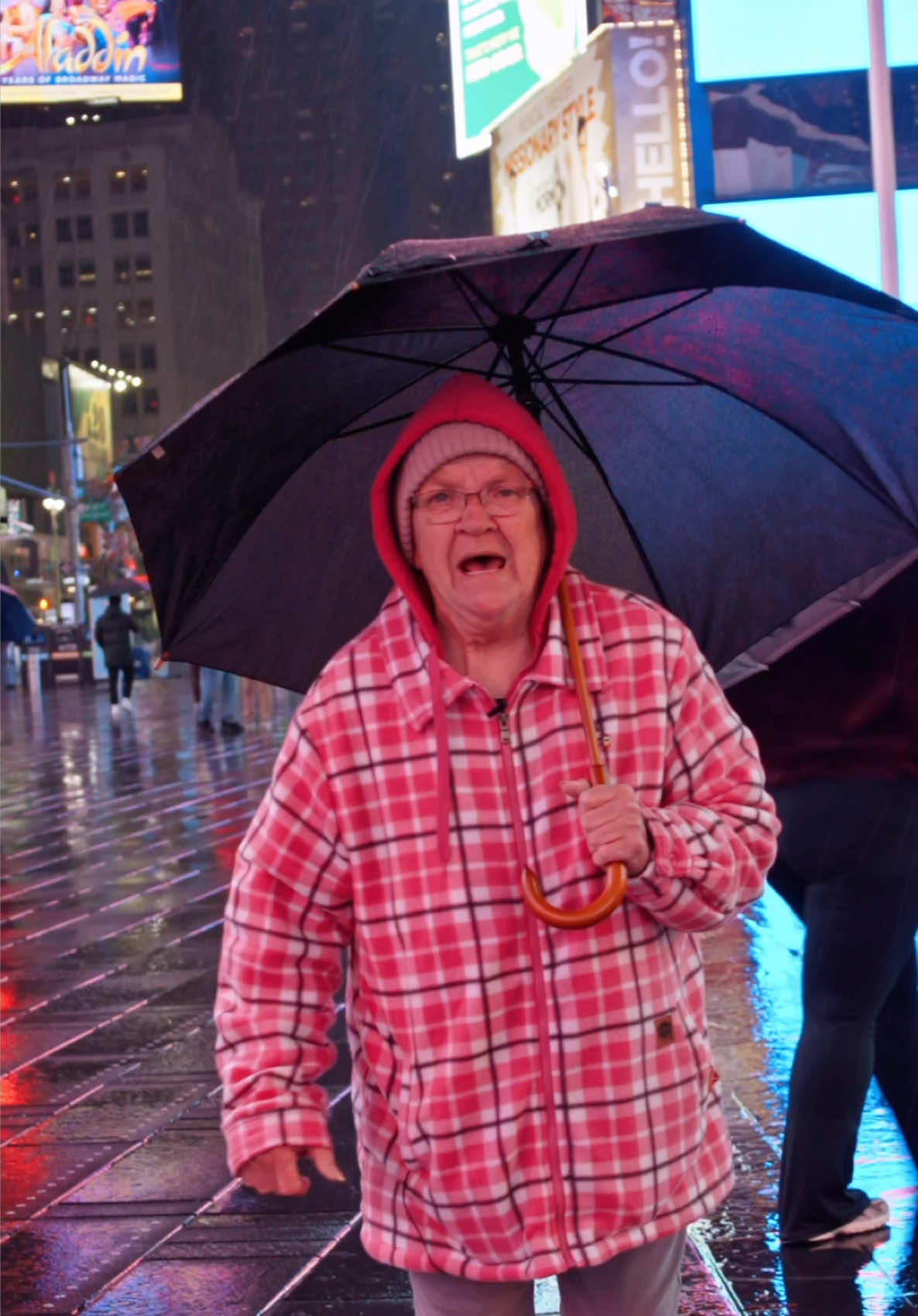 GRANDMA IN NEW YORK! 👵🏼🗽😂 #fyp #angrygrandma #timesquare #newyork #hilarious #trending #viral #trending #foryourpage #grandma