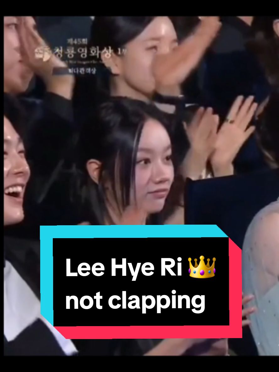 queen behavior it is! 👑 #LeeHyeri #JungWooSung #BlueDragonFilmAwards #BlueDragonFilmAwards2024 #45thBlueDragonFilmAwards 