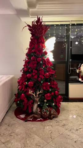 Essa árvore maravilhosa de Natal em tons de vermelho intenso, adornada com magnólias e bolas. A borboleta iluminada a deixou ainda mais mágica e a rena na base deixou ela sofisticada . Criada para essa família maravilhosa @paolazaninimiranda que desejo todo sucesso e um maravilhoso Natal 🎄 Enviamos para todo Brasil 🇧🇷  Acesse o site e confira: decoraencanta.com #guirlanda #guirlandadenatal #guirlandanatal #guirlandanatalina #guirlandadeporta #decoracaodenatal #amonatal #natal2023 #enfeitedeporta #sagradafamilia #christmaswreath #natale #christmaswreaths #arvoredenatal #arvorenatal #arvorenatalina 
