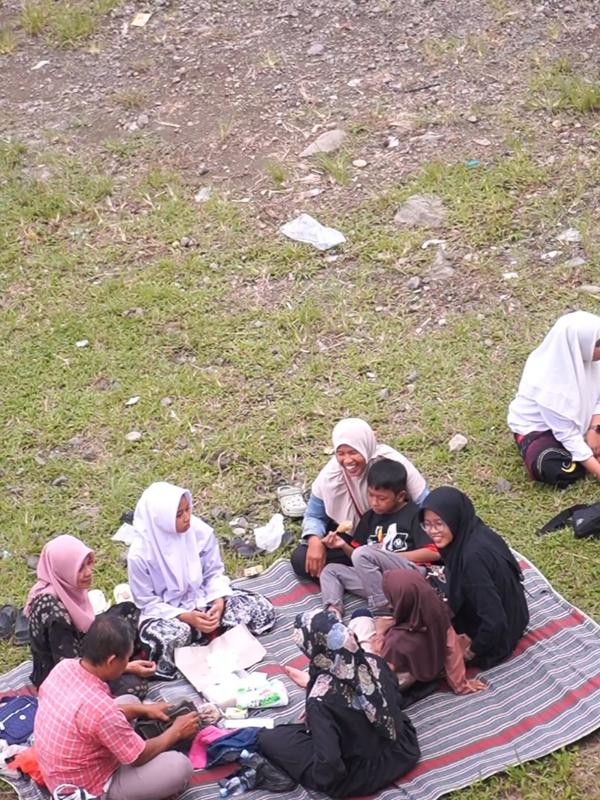 Dokumentasi Sambangan Santri Putri, Pondok Pesantren Al Mubaarok Manggisan, Wonosobo. . . . #santrihebat #santriwonosobo #santrimanggisan #santrinusantara #sambanganday #santrimanggisan #ponpesmanggisan #santrikeren #santrikreatif #fyp #fypage #sambangan 