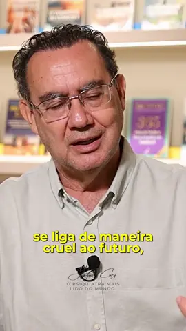 Queridos amigos, Uma excelente ajuda para gerenciar os pensamentos é a técnica D.C.D., ou Duvidar, Criticar, Determinar, que estrutura e fortalece a liderança do Eu. Ela deve ser feita no silêncio da nossa mente várias vezes por dia com emoção, garra e coragem, como se fosse um grito de liberdade de alguém que sai da condição de espectador passivo na plateia, entra no teatro da mente e proclama: “Eu escreverei o roteiro da minha história!”. Um forte abraço, Augusto Cury \#augustocury #augustocuryfrases #gestaodaemocao #amentemente 