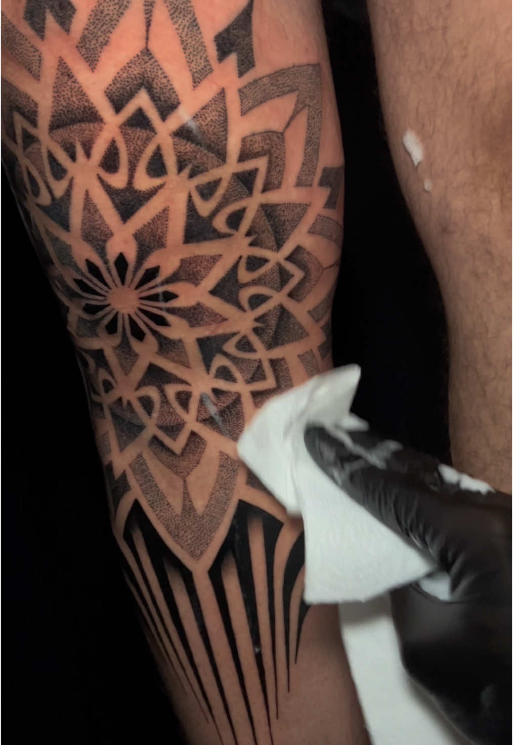 ✖️Fechando joelho com mandala✖️ #tattoo #mandala #geometrictattoo #tatuagemmasculina #tattoogeometric #tattoomandala #dotwork #pontilhismo #dotworktattoo #tattooart #autoral #geometricart