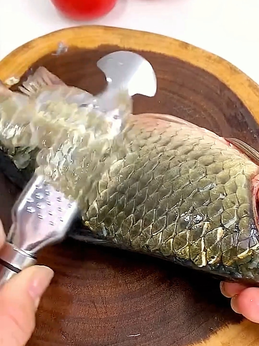 Descale a whole fish in just ten seconds #scrapefishscales #fyp #foryou #tiktok  #goodthing #homehacks #householdgoods #householditems #goodstuff #kitchenware 