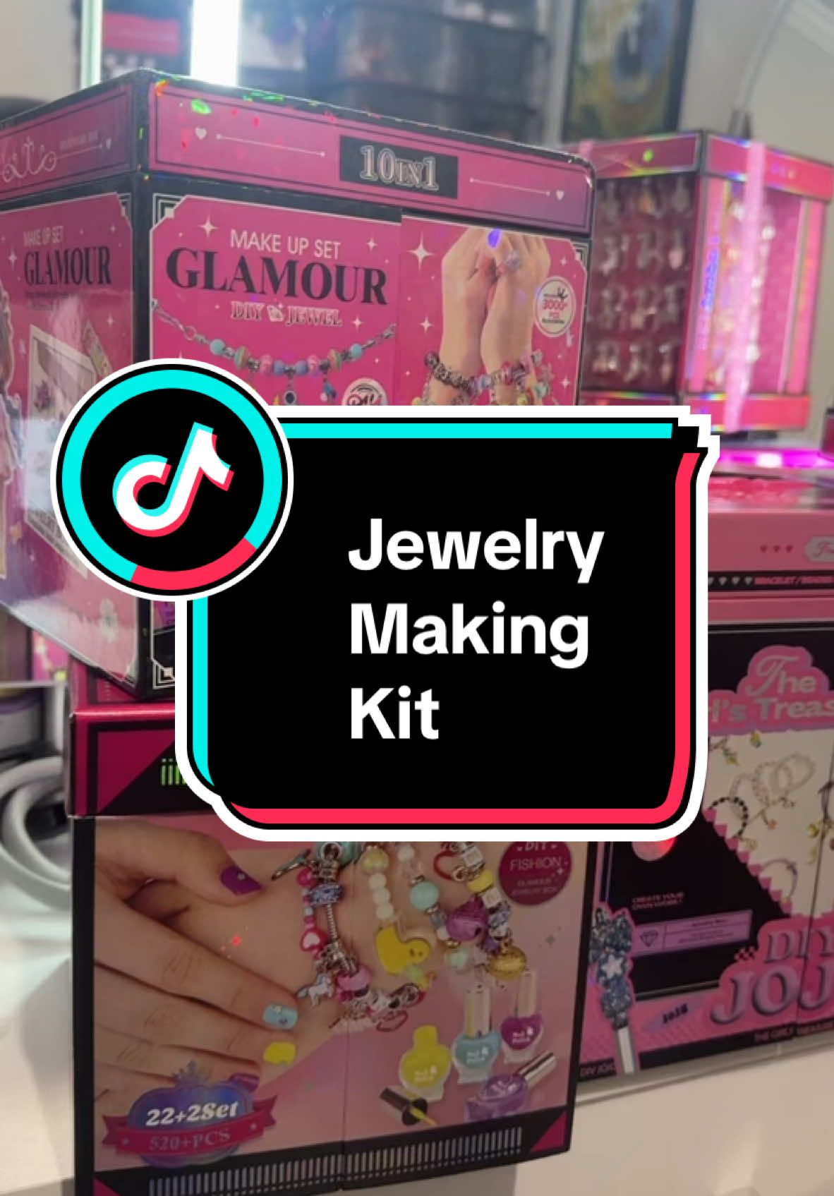 Jewelry making kit, if youre looking for something a bit smaller…#DIY #diyjewelry #diybracelet #jewelry #kidsoftiktok #diybracelets #gift #giftideas #MomsofTikTok #christmasgift #fyp 