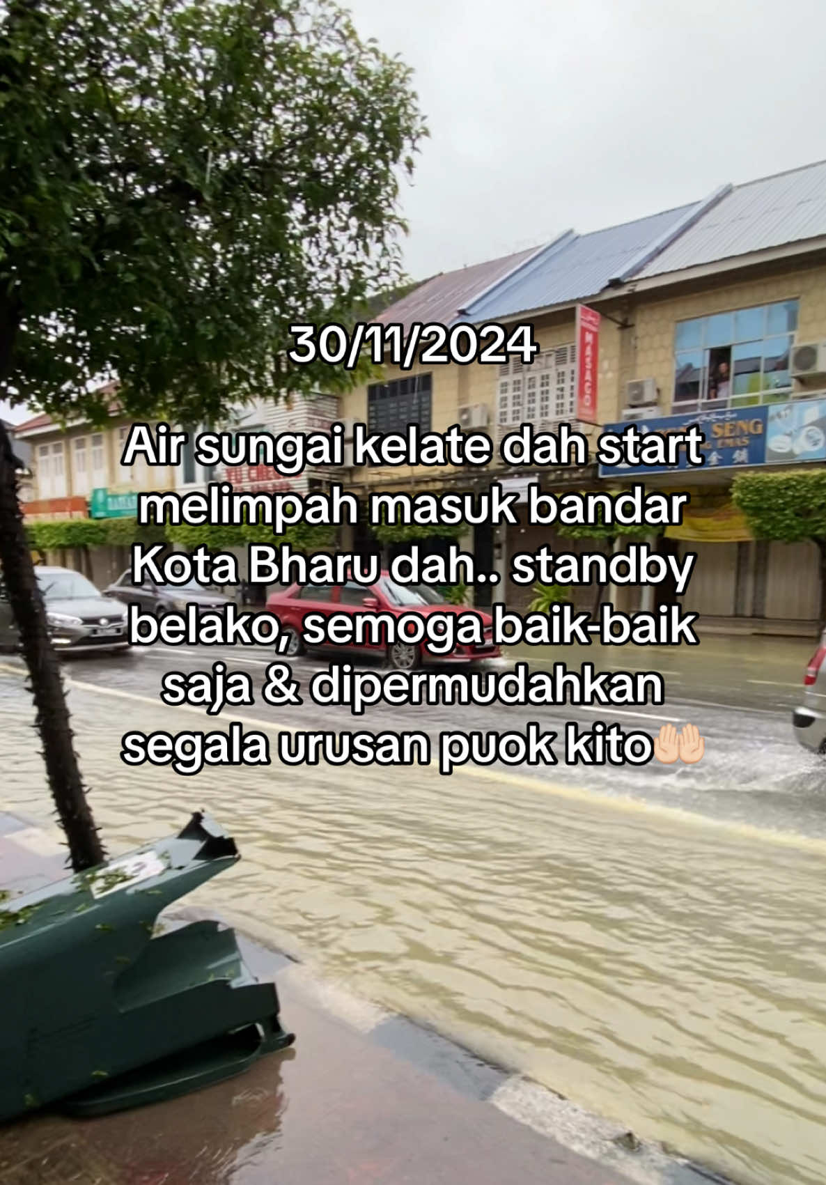 Standby & stay safe belako puok kito🙏🏻  #prayforpantaitimur #kelantan #kelantantiktok #banjir2024 #kotabharu #kedaiemassyurgaemaskotabharu 