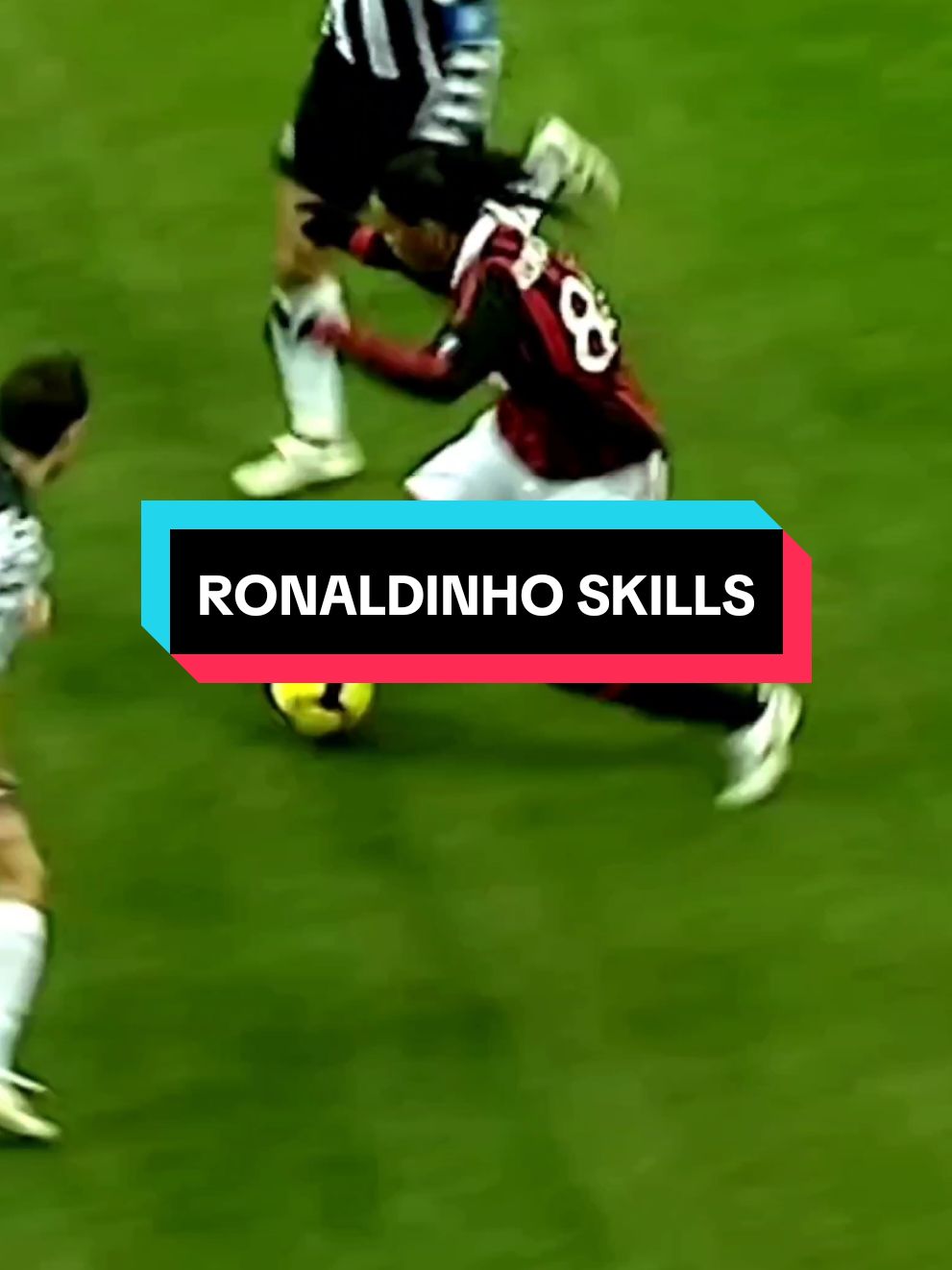 Ronaldinho nessa época fazia graça  #ronaldinho #skills #futbol⚽️ #tiktok #edit #futebol #fyp 